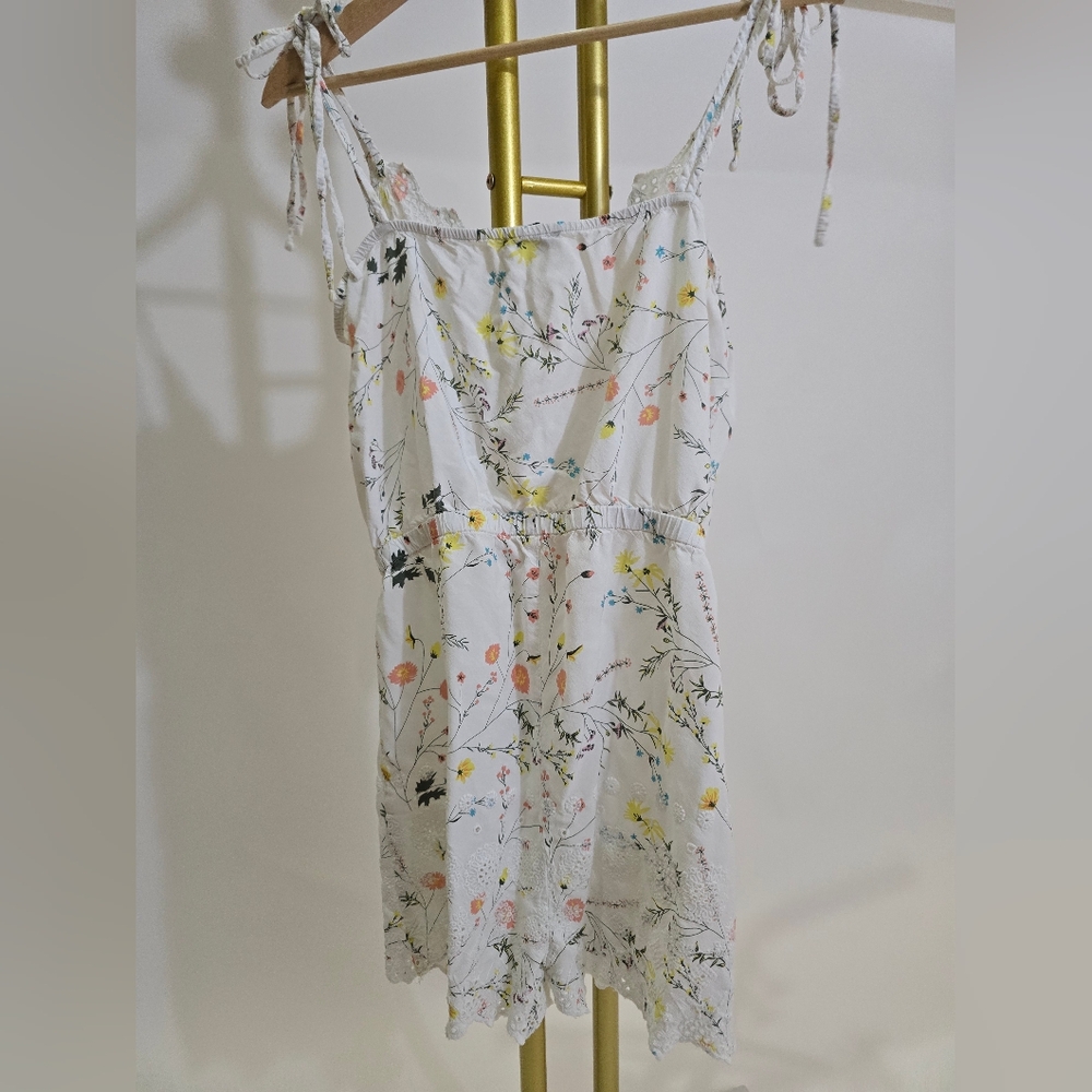 Women’s White Floral Romper - Lightweight Summer Jumpsuit Medium - Picture 10 of 13